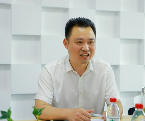 嘉興國(guó)家高新區(qū)管委會(huì)俞春明主任調(diào)研嘉欣絲綢，為發(fā)展鼓勁?